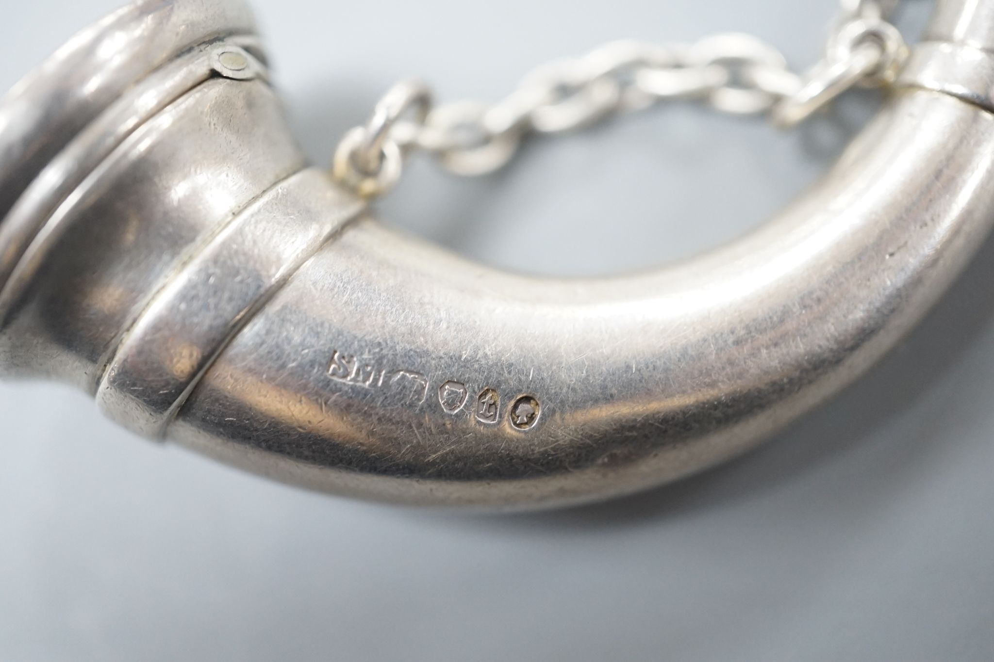 A Victorian novelty silver vinaigrette, modelled as a hunting horn, by Sampson Mordan & Co, London, 1874, 76mm, with engraved initials.